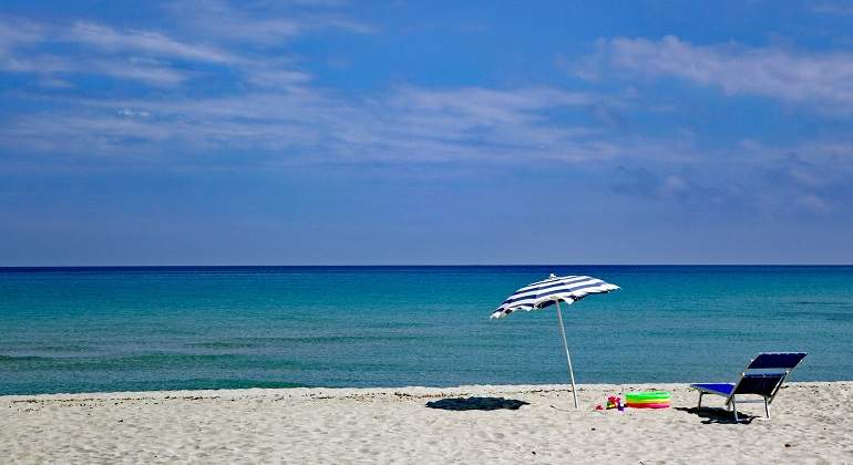 la-sombrilla-es-inservible-si-quieres-protegerte-del-sol-en-la-playa.jpg