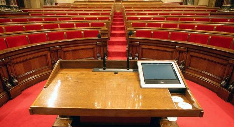 atril-parlament-luis-moreno.jpg