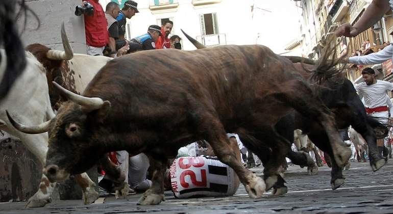 Los toros se adelantan a los cabestros en el encierro más veloz y emocionante de San Fermín