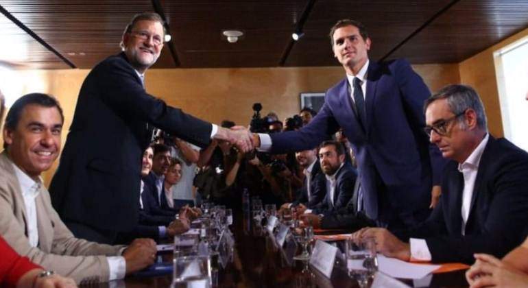 apreton-manos-rajoy-rivera-fotoPP.jpg