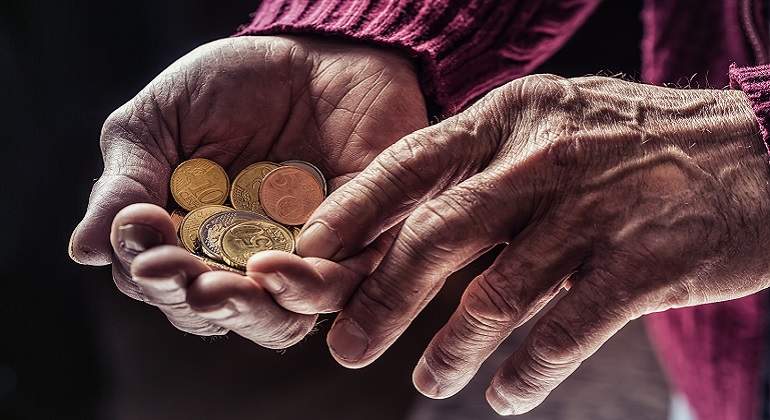 770-x-420-Manos-de-un-jubilado-contando-monedas-de-calderilla-Istock.jpg