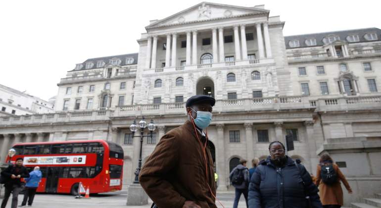 coronavirus-londres-banco-mascarilla-reuters.jpg