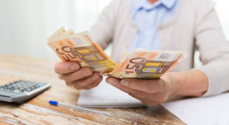 persona-contando-dinero-dreamstime.jpg