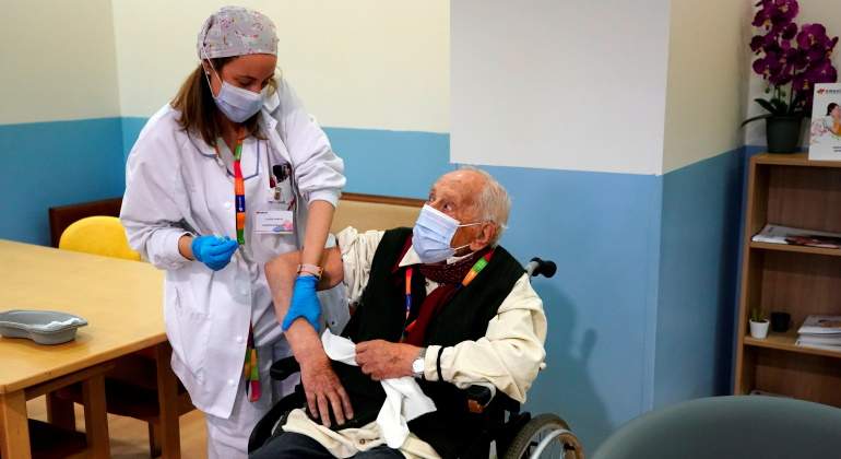 vacunacion-anciano-madrid-coronavirus-reuters.jpg