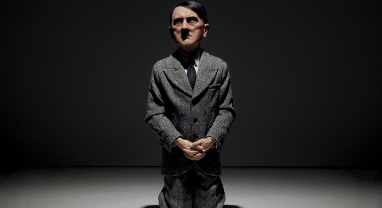 hitler-estatua-maurizio-cattela-christies.jpg