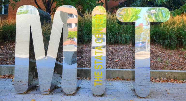 Un bloque con las letras MIT del Massachusetts Institute of Technology