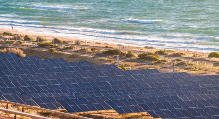 770-420-paneles-solares-playa-australia-dreamstime.jpg