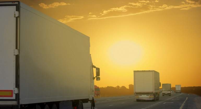 Camiones-rodando-por-carretera.jpg