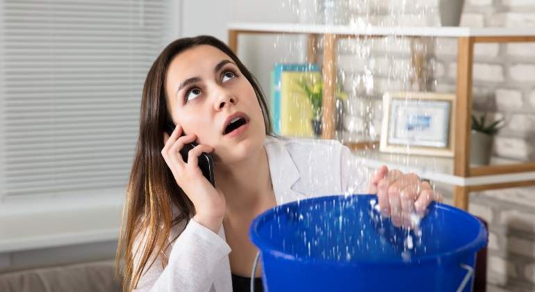 mujer-goteras-telefono-dreams.jpg