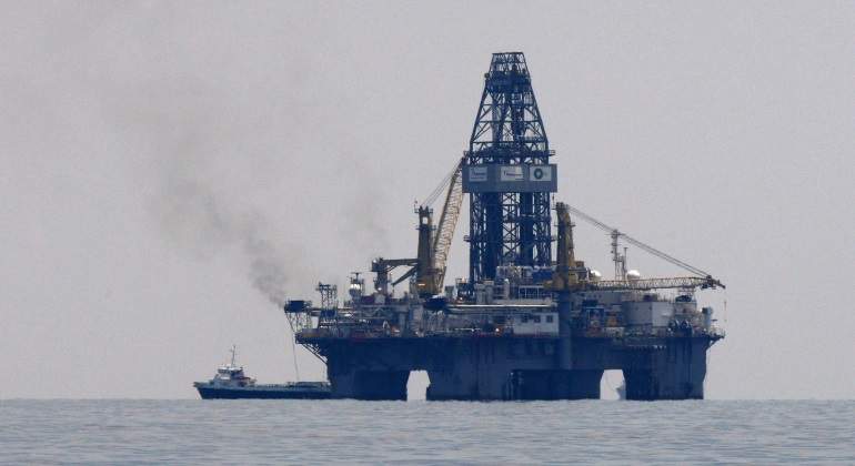 plataforma-flotante-petroleo.jpg