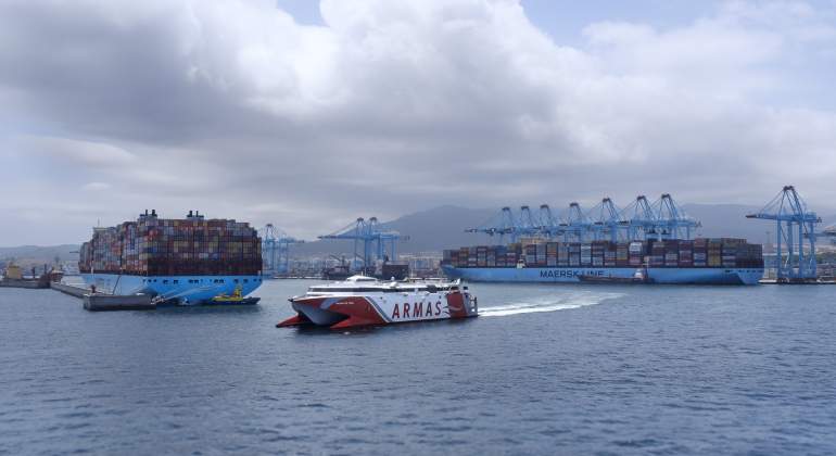Dos megabarcos de la serie Triple E de Maersk en el puerto de Algeciras y el catamarn Volcn de Teno de Naviera Armas