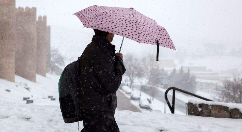nieve-avila-paraguas-efe.jpg