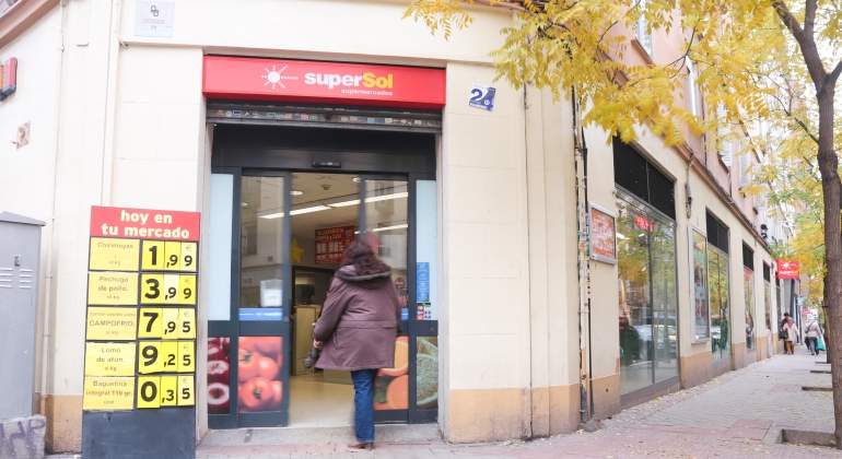 supersol-tienda-clienta-puerta.jpg