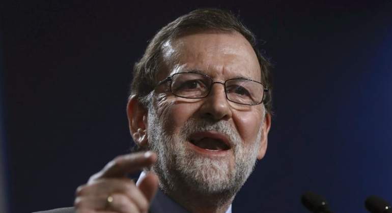 rajoy-senala-puigdemont-efe.jpg
