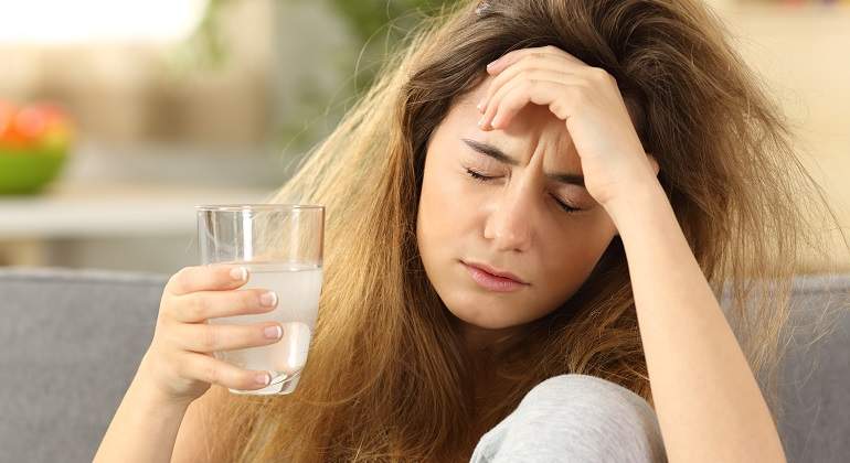 Persona con resaca iStock