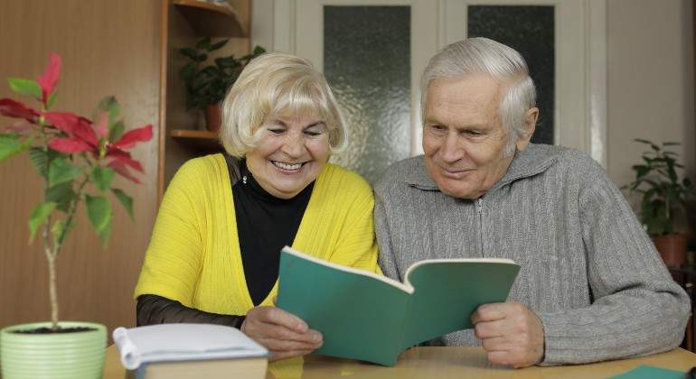 abuelos-leyendo.jpg