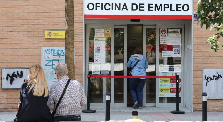 personas-esperan-sentadas-espaldas-sepe-madrid-ep.jpg