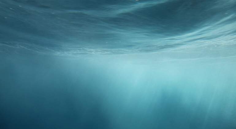 dia-mundial-agua-debajo-luz-azul-olas-brillo-getty-770x420.jpg