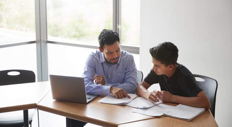 profesor-tutelando-a-un-joven-estudiante.jpg