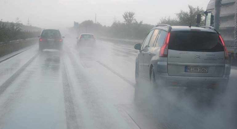 aquaplaning-397359_1280-1.jpg