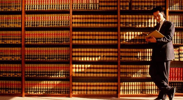 Abogado-Estanteria-Libros.jpg