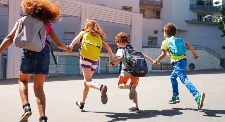 Nios vuelven al colegio con sus mochilas