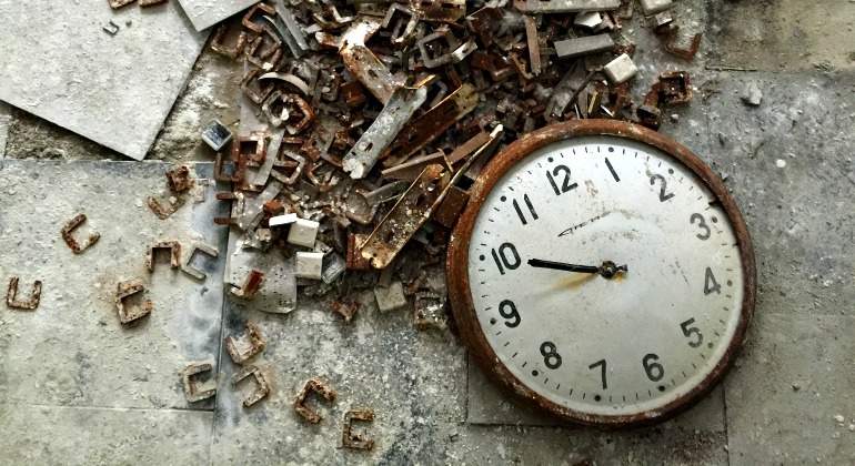 reloj-roto-suelo-tiempo-770.jpg