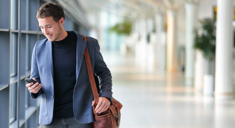 trabajador-consulta-movil-bolsa-dreamstime.jpg