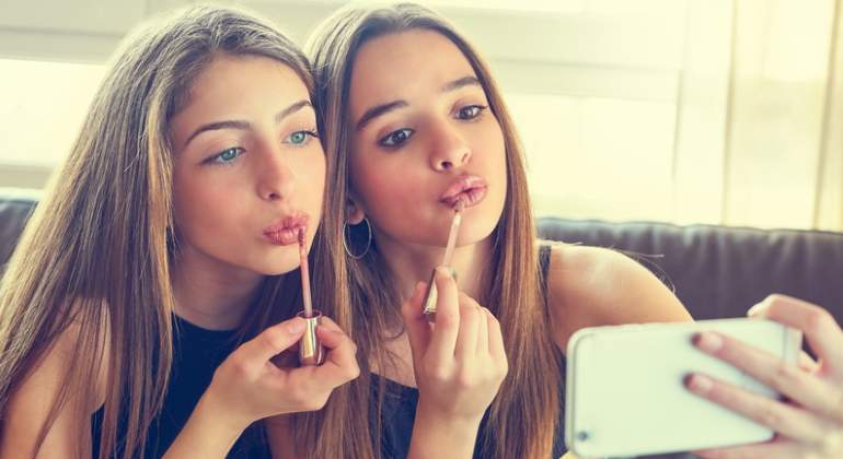 adolescentes-selfie-movil-dreams.jpg