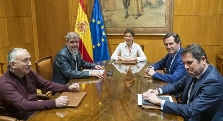 yolanda-diaz-sindicatos-patronales.jpg