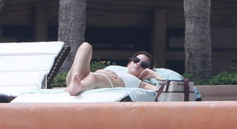 EMMA-WATSON-LOS-CABOS-PLAYA-MEXICO.jpg