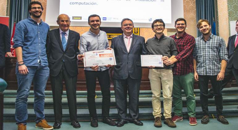 El-equipo-de-RADIAN-recibe-el-premio-de-manos-de-D-defini.jpg