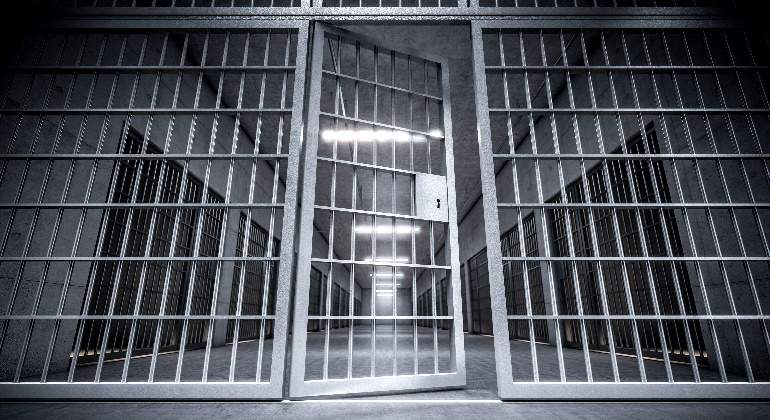 carcel-puerta-abierta-alamy.jpg