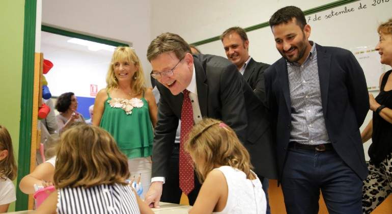 El presidente Ximo Puig y el conseller Vicent Marz en una visita a un centro educativo EE