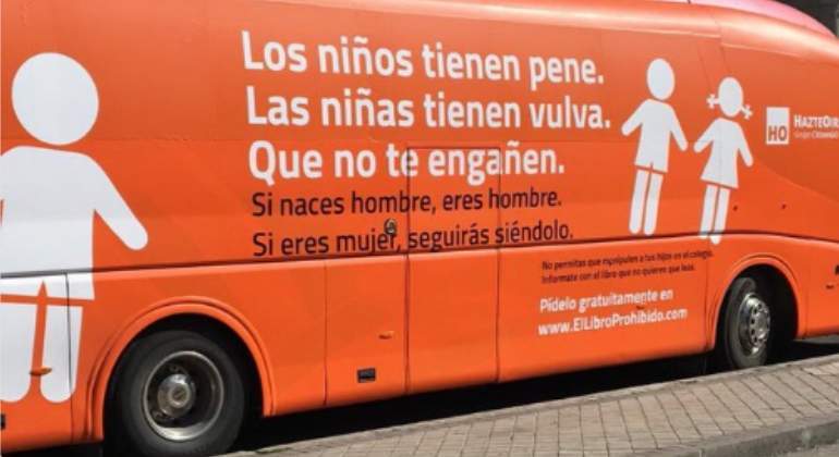 Una asociación ultracatólica pasea por colegios de Madrid un autobús contra los niños transexuales