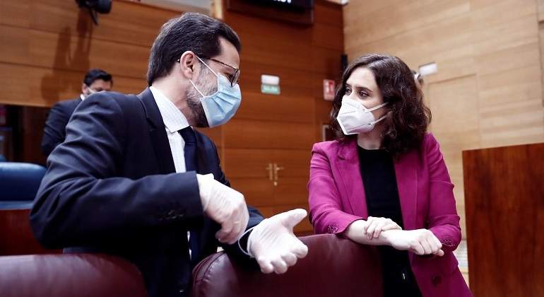 la-presidenta-de-la-comunidad-de-madrid-isabel-diaz-ayuso-d-conversa-con-el-consejero-de-hacienda-javier-fernandez-lasquetty-i.jpg