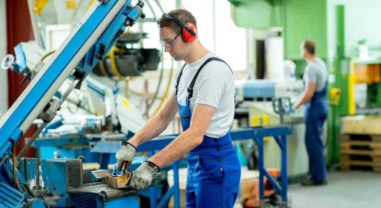 trabajador-industria-alicates-guantes-770-dreamstime.jpg