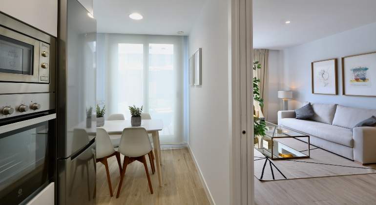 Cocina-y-salon-de-una-vivienda-de-la-promocion-industrializada-Etheria-de-AEDAS-Homes-en-Madrid-en-El-Canaveral..jpg