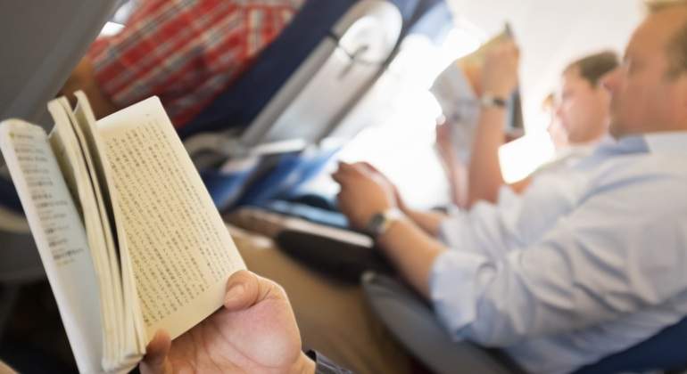Avion-libro-Dreamstime.jpg