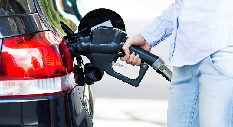 coche-gasolinera-repostaje-dreamsteam.jpg