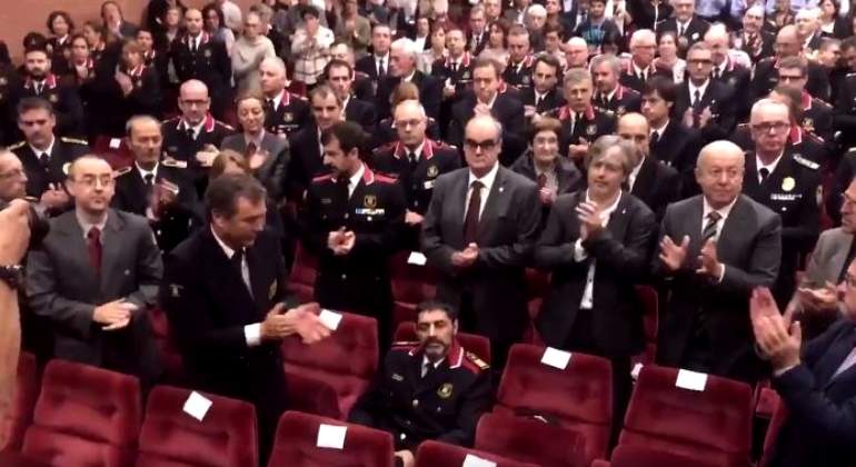 trapero-ovacion-mossos.jpg