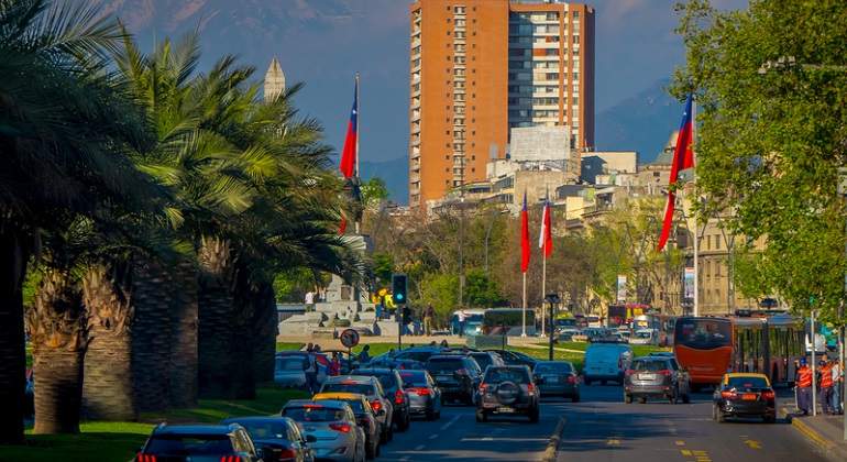 Una calle de Santiago de Chile con trfico