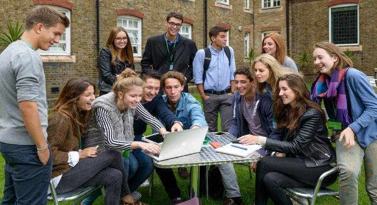ALUMNOS-EN-CAMPUS-4.jpg