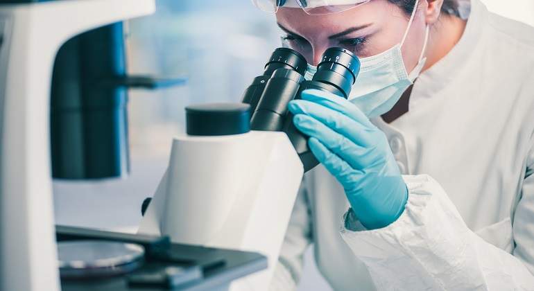 Cientifico-microoscopio-iStock.jpg