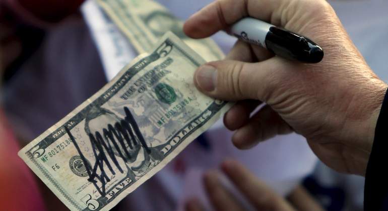 dolar-firmado-trump.jpg