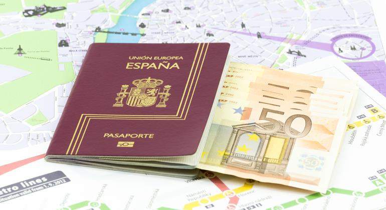pasaporte-billetes-euros-plano-viajar-770-dreamstime.jpg