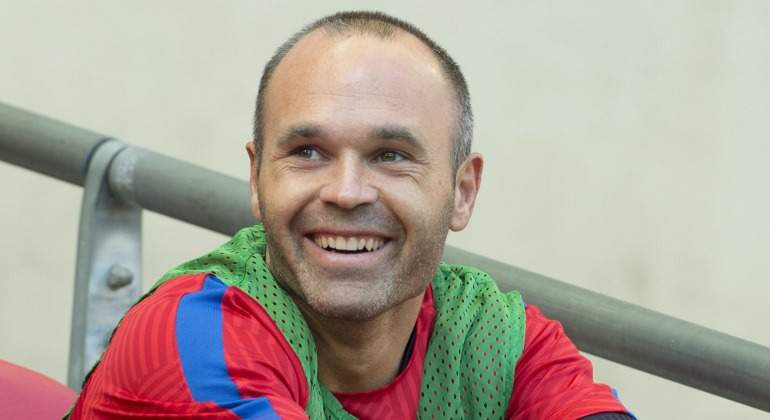 Iniesta-sonrisa-sentado-entreno-2018-EFE.jpg