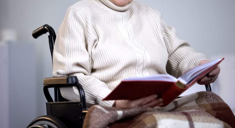 mujer-silla-ruedas-mira-album-dreamstime.jpg