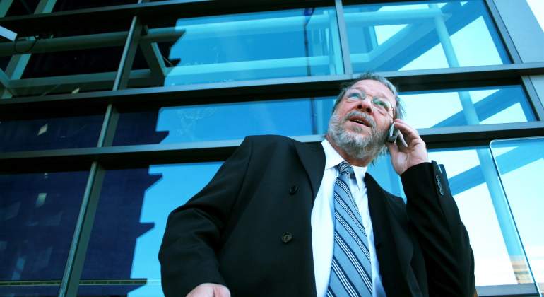 trabajador-mayor-telefono-dreamstime.jpg