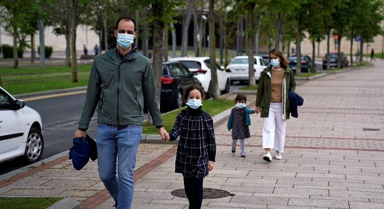 familia-mascarillas-bilbao-reuters.jpg